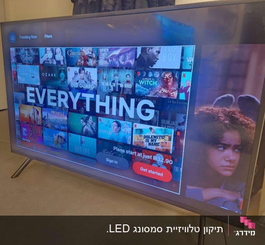 מסך טלוויזיה מציג תכנים שונים של נטפליקס